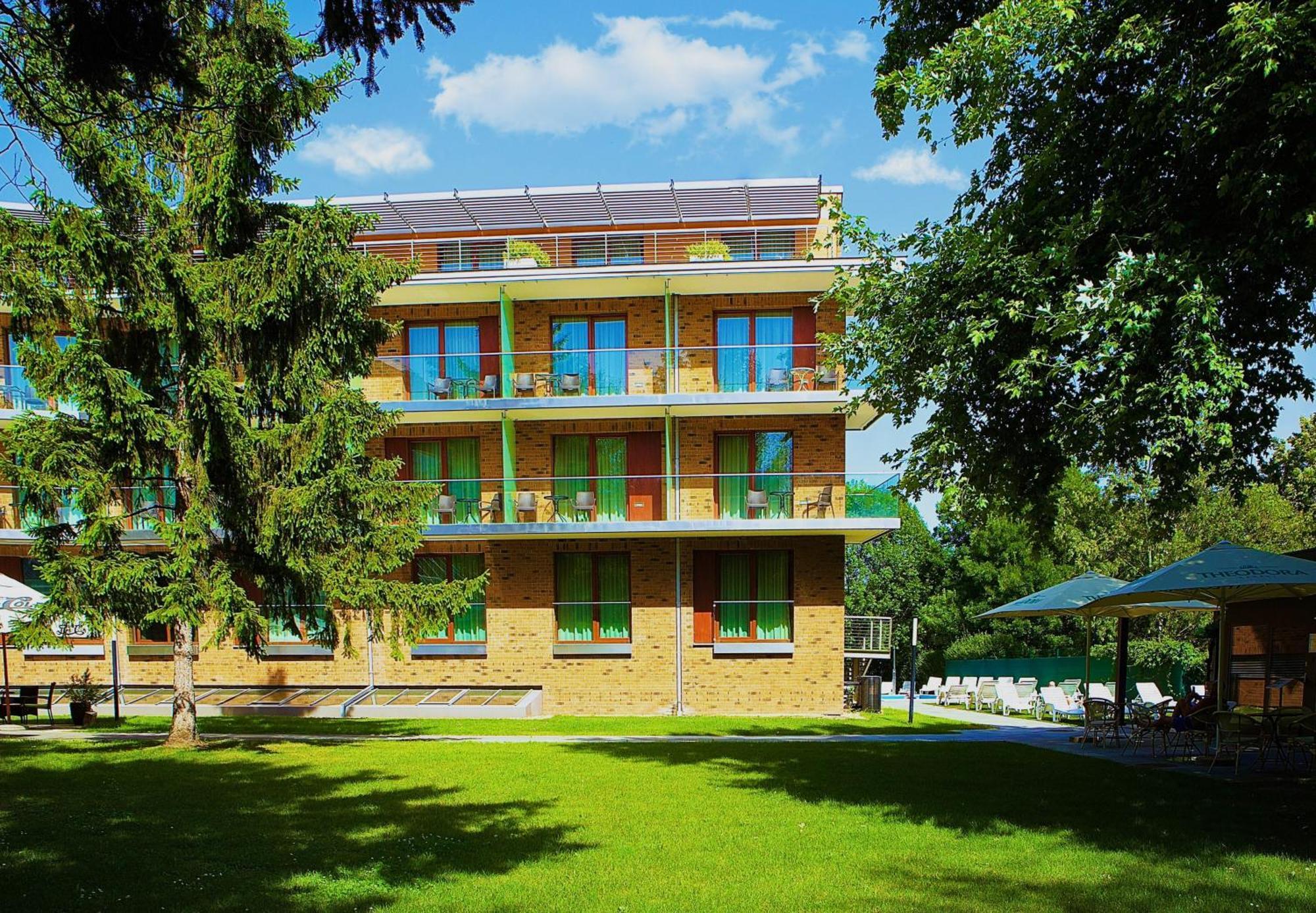 Abacus Business & Wellness Hotel Herceghalom Extérieur photo