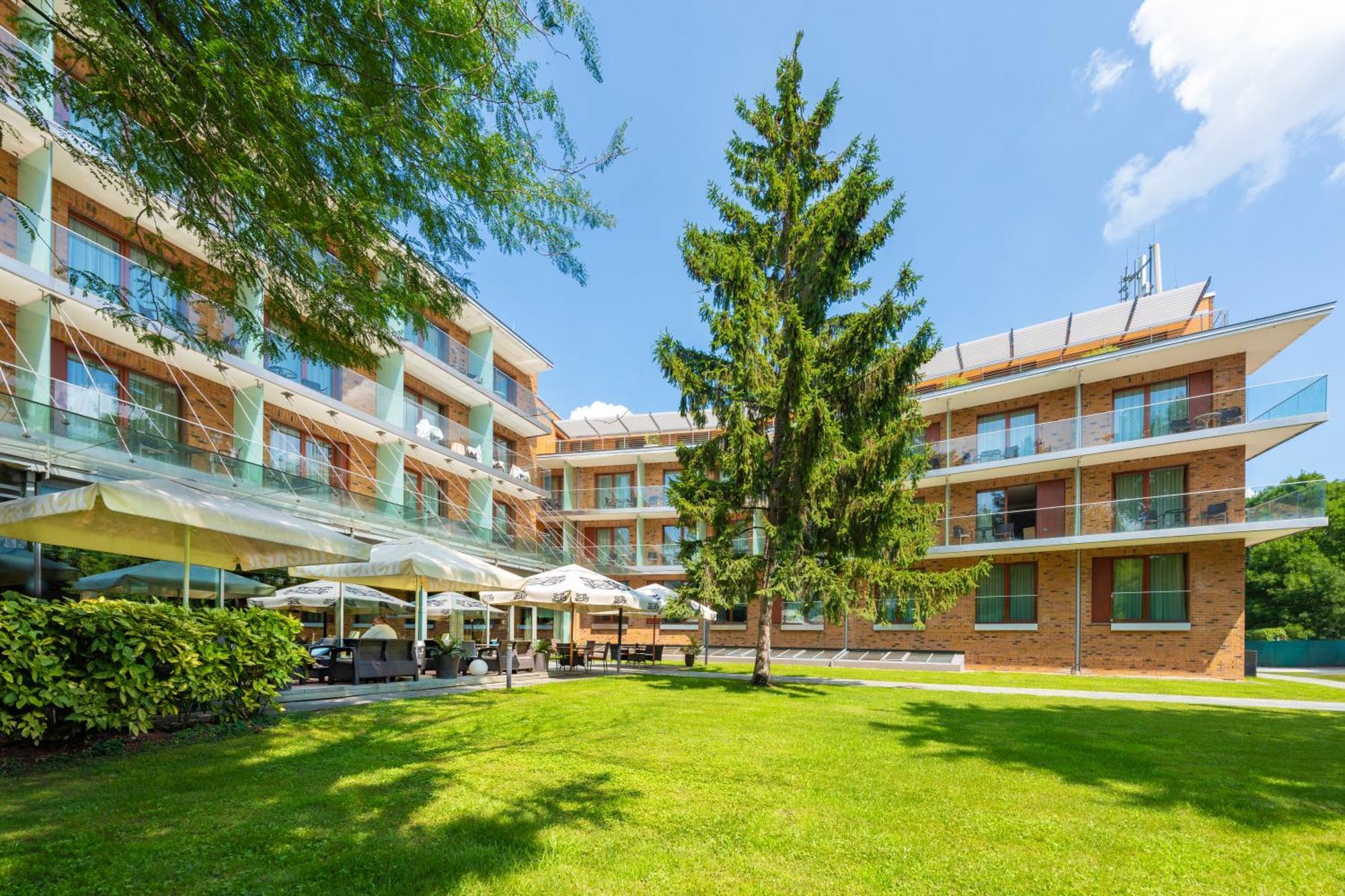 Abacus Business & Wellness Hotel Herceghalom Extérieur photo